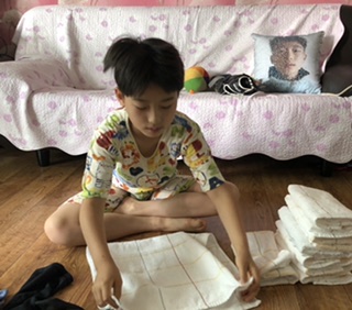 엄마를 도와 예쁘게 수건 개키기